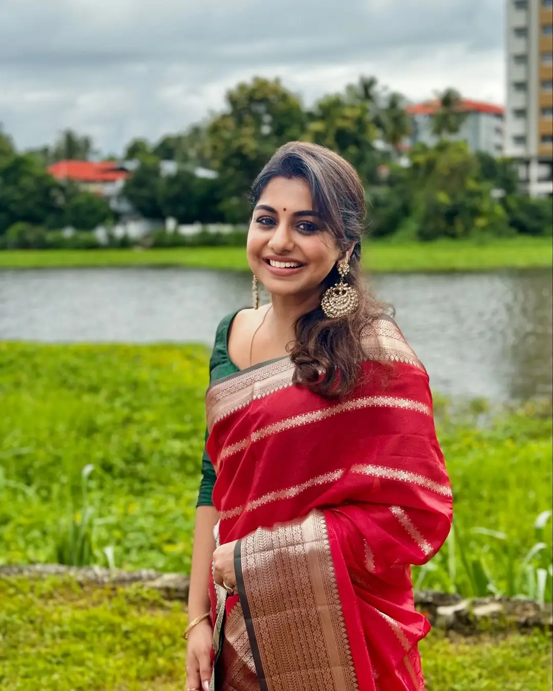 MEERA NANDAN WEARING BEAUTIFUL EARRINGS RED SAREE GREEN BLOUSE